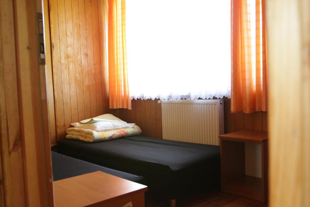Posteľ alebo postele v izbe v ubytovaní Camping Oaza Błonie Kórnik Domki Standard - 3 pokoje