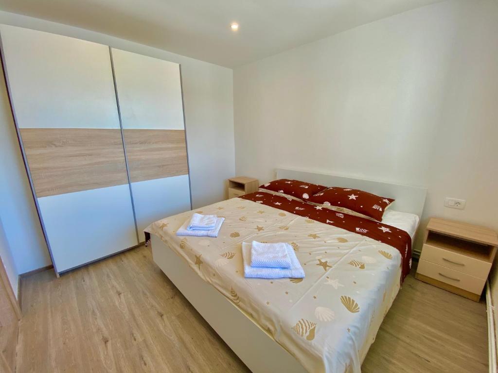 Łóżko lub łóżka w pokoju w obiekcie NOEL - three bedroom apartment with pool