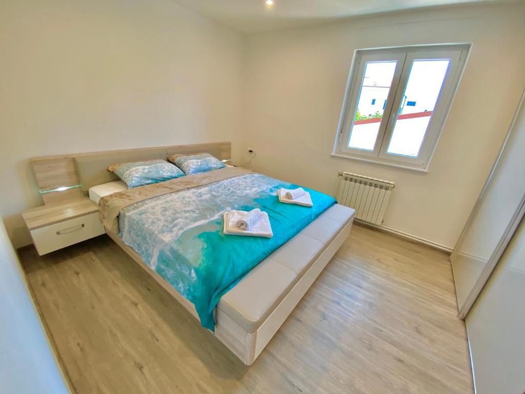 sypialnia z łóżkiem i dwoma ręcznikami na nim w obiekcie NOEL - three bedroom apartment with pool w mieście Banjole