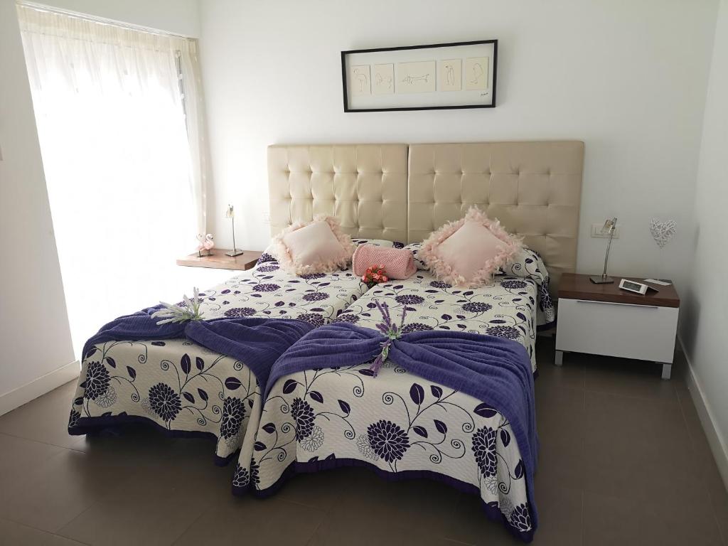 Posteľ alebo postele v izbe v ubytovaní Deluxe Villa with private pool El Duque by Vapagó Tenerife