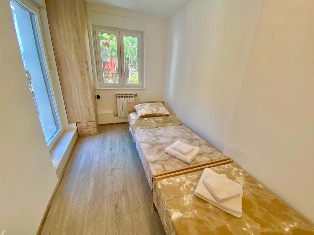 Łóżko lub łóżka w pokoju w obiekcie NOEL - three bedroom apartment with pool