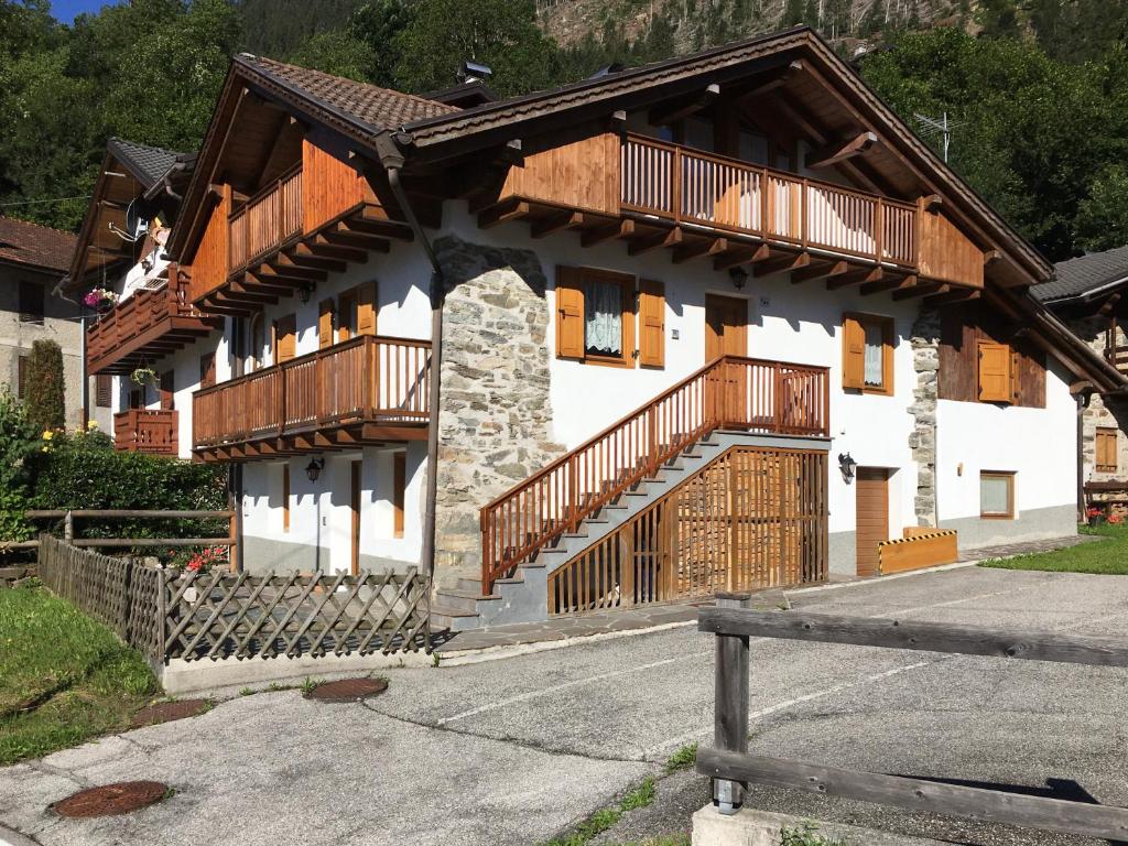 una casa con balcones de madera en un lateral en Casa Crepaz, en Canal San Bovo