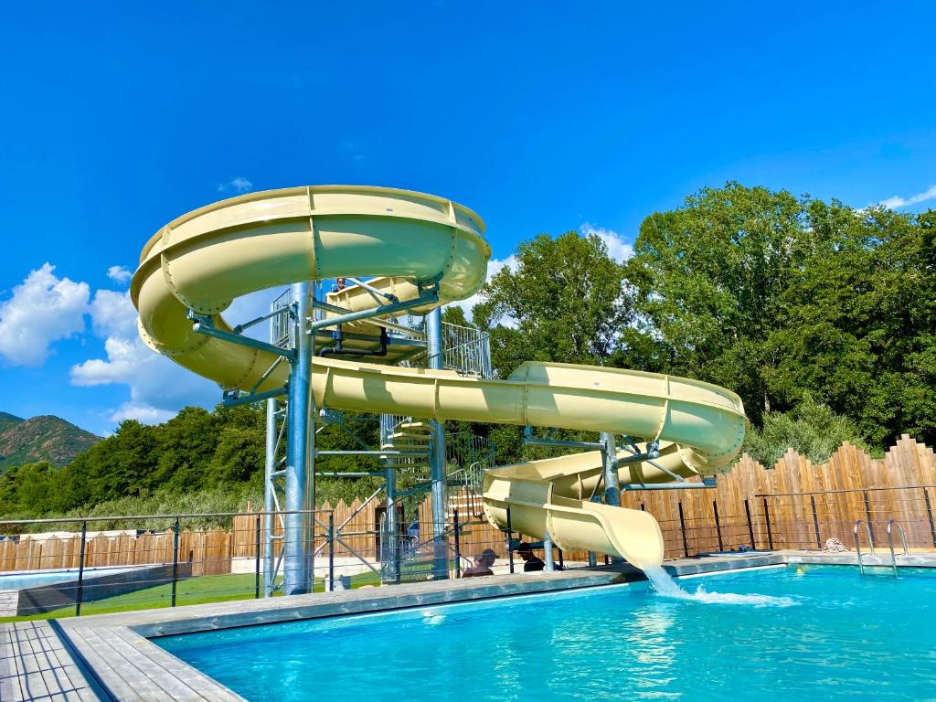 un tobogán de agua en una piscina en Camping Le Sagone, en Sagone