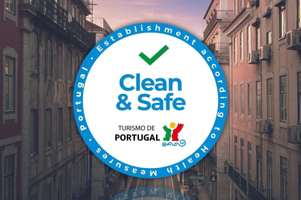 ein Schild für sauber und sicher in einer Stadt in der Unterkunft Lisbon Secret in Lissabon