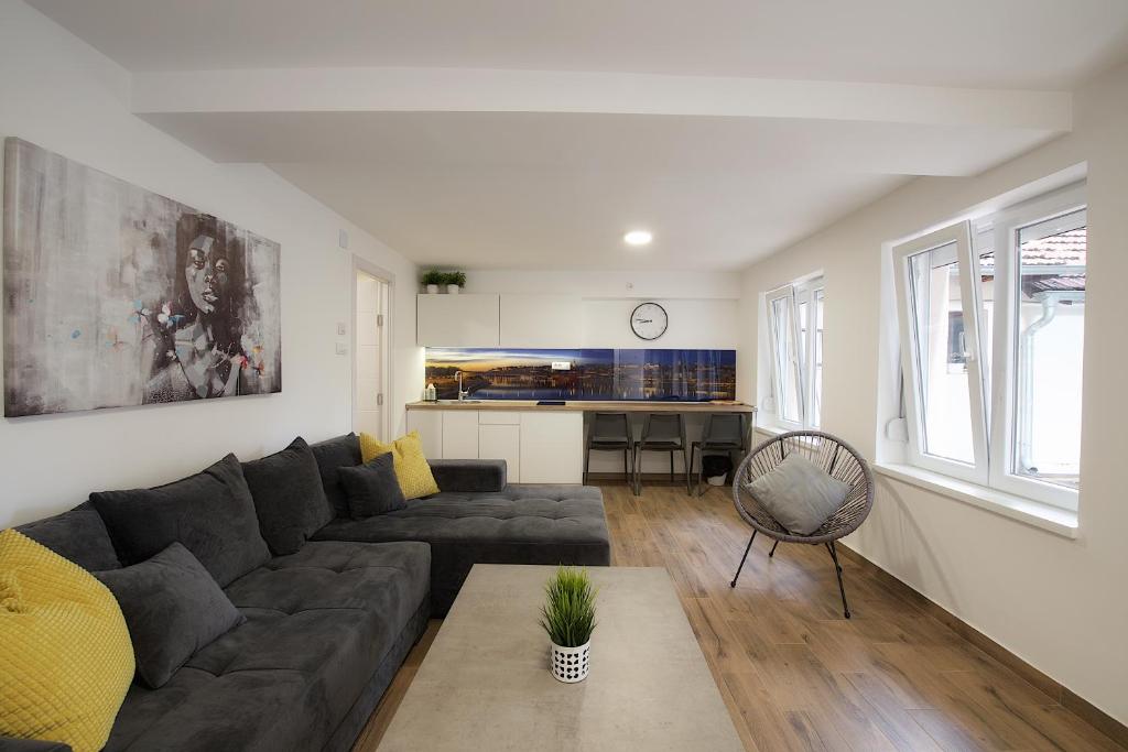 sala de estar con sofá y mesa en St.Sava apartment en Belgrado