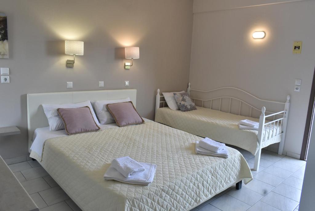 Łóżko lub łóżka w pokoju w obiekcie Studios Thea Fresh Rooms Thassos