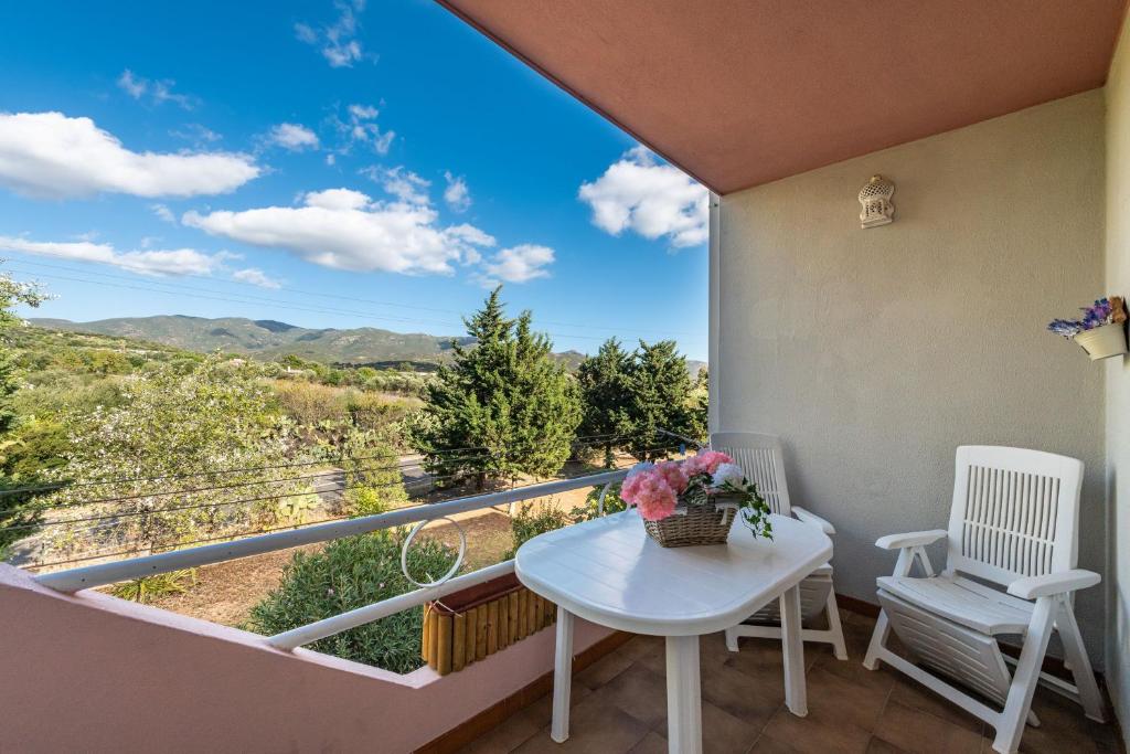 balcón con mesa, sillas y vistas en Casa Dea72, en Santa Luria