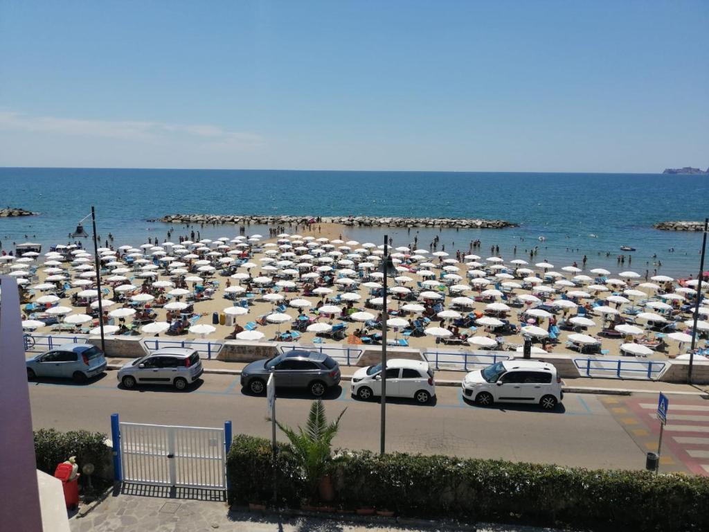 un estacionamiento lleno de sombrillas en la playa en Hotel Tirreno Formia, en Formia