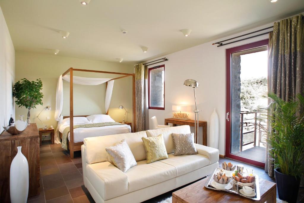 Posezení v ubytování Domaine Riberach - Restaurant étoilé - Spa - Piscine naturelle - Vignoble bio