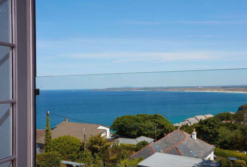 Carbis Bay的住宿－The View，从窗户可欣赏到海景