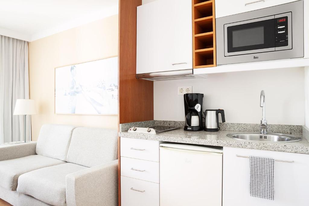 Kuchyň nebo kuchyňský kout v ubytování Sunprime Atlantic View Suite & Spa