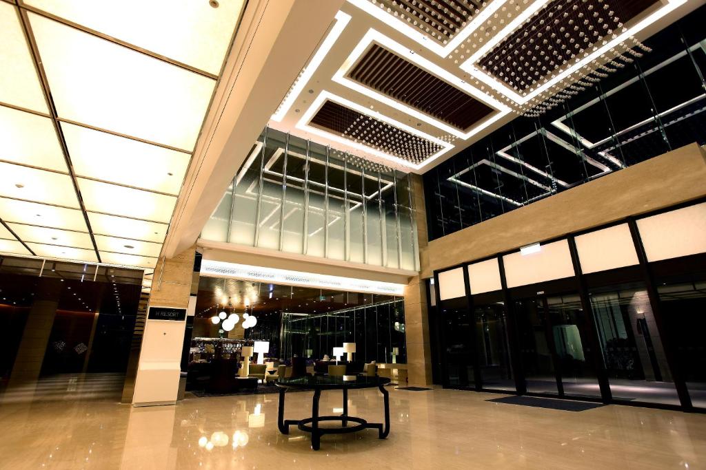 a lobby with a table in the middle of a building at H Resort in Checheng