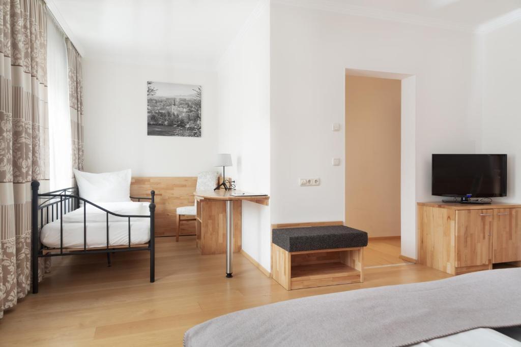 Un televizor și/sau centru de divertisment la FrühstücksHotel Scharinger