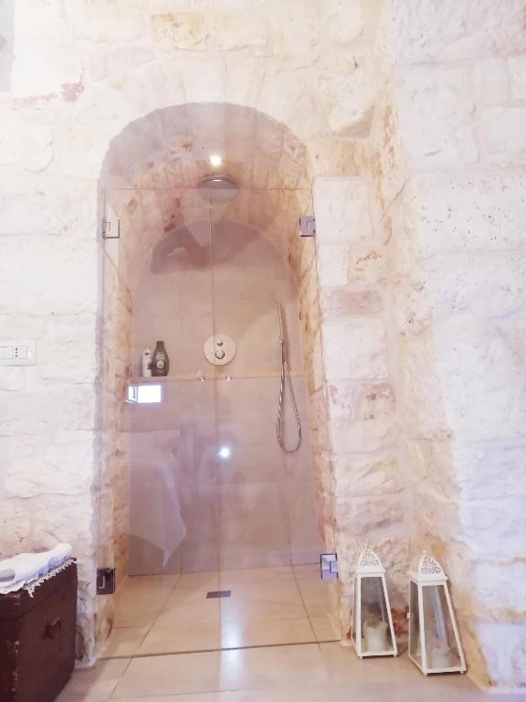 A bathroom at Trulli Francesca Ciclovia