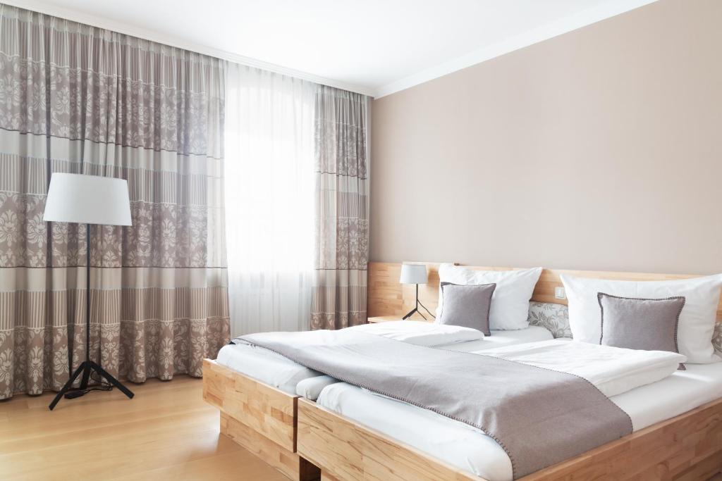 Un pat sau paturi într-o cameră la FrühstücksHotel Scharinger
