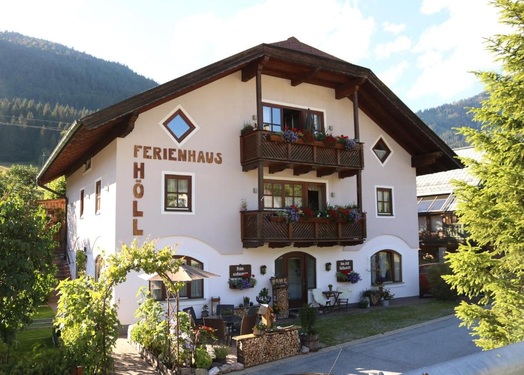 un gran edificio blanco con 2 balcones en Ferienhaus Höll, en Russbach am Pass Gschütt