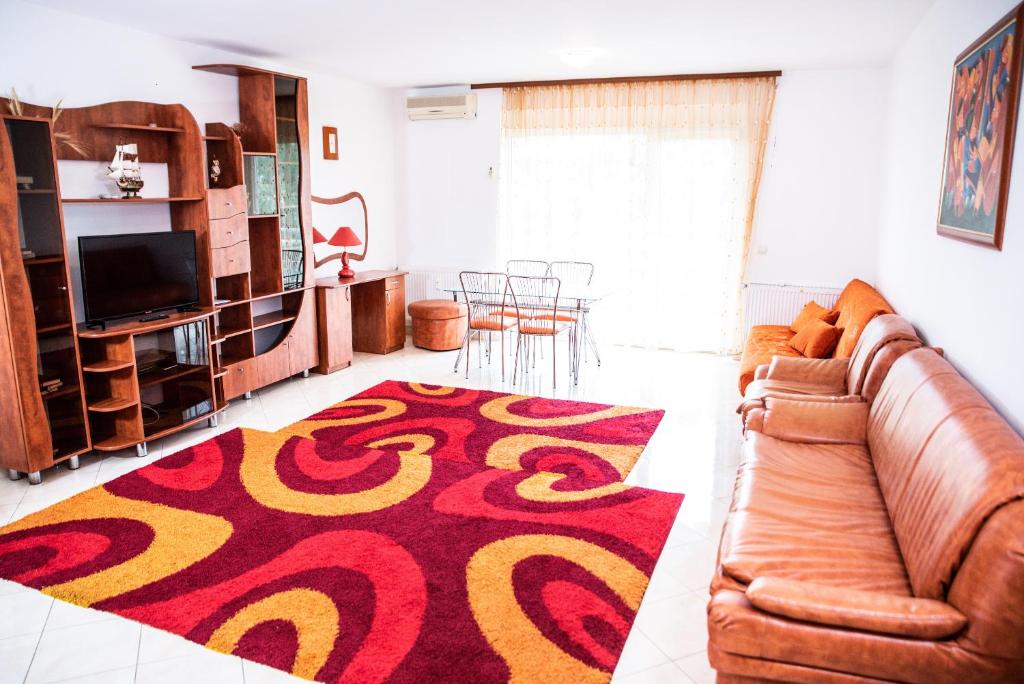 sala de estar con sofá y alfombra en Club Onix Apartments, en Neptun