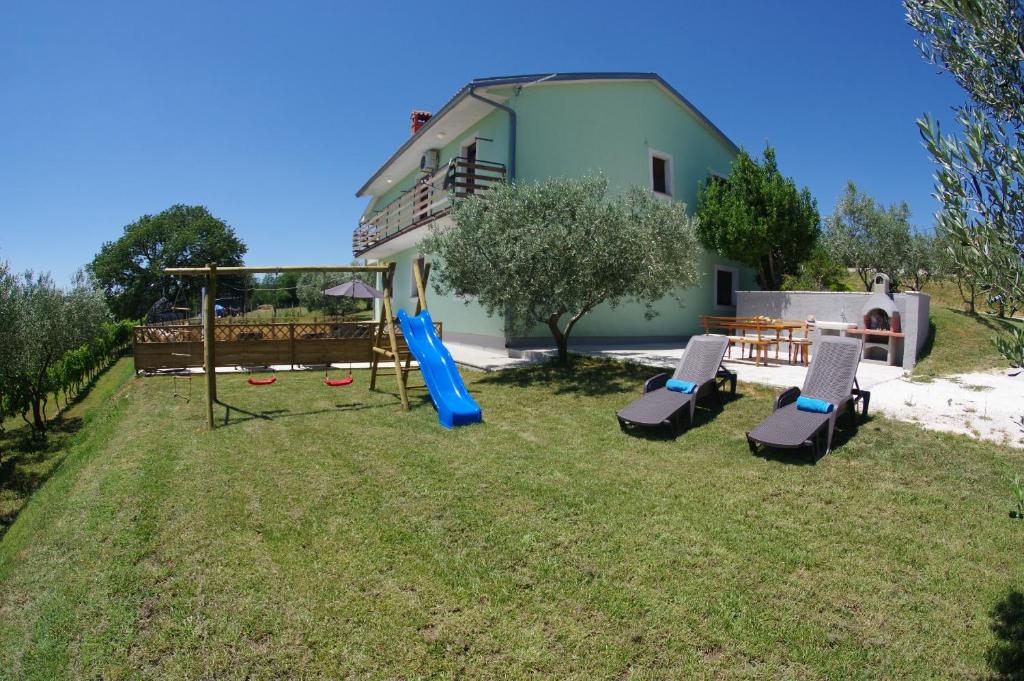 Vonkajšia záhrada v ubytovaní Apartment Jadranka, Sutivanac - Risi