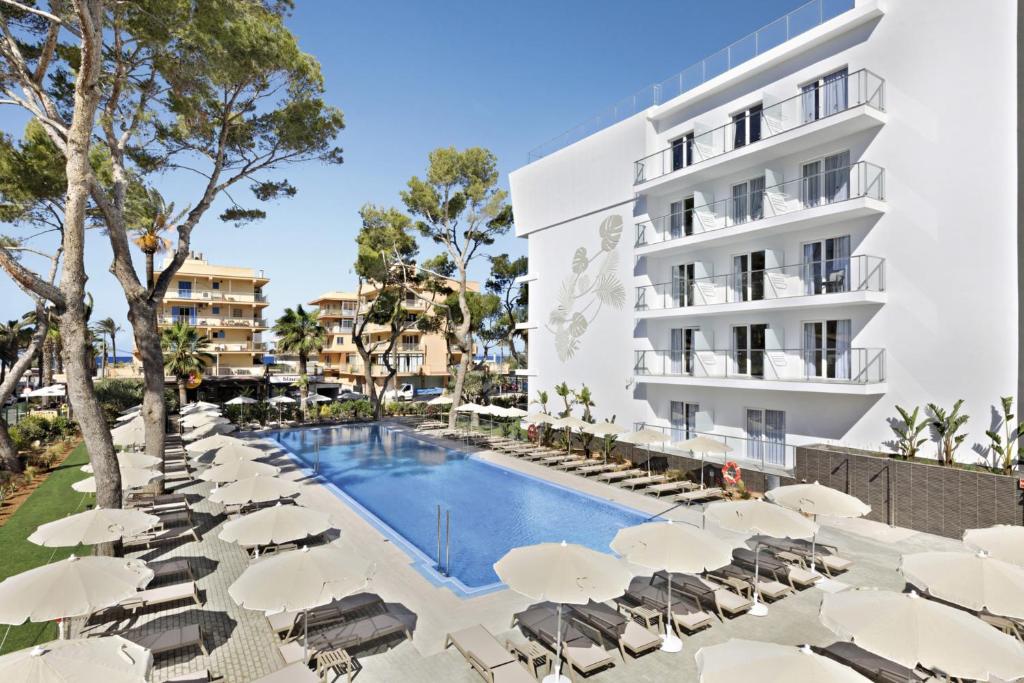ein Bild eines Hotels mit Stühlen und einem Pool in der Unterkunft Hotel Riu Concordia in Playa de Palma