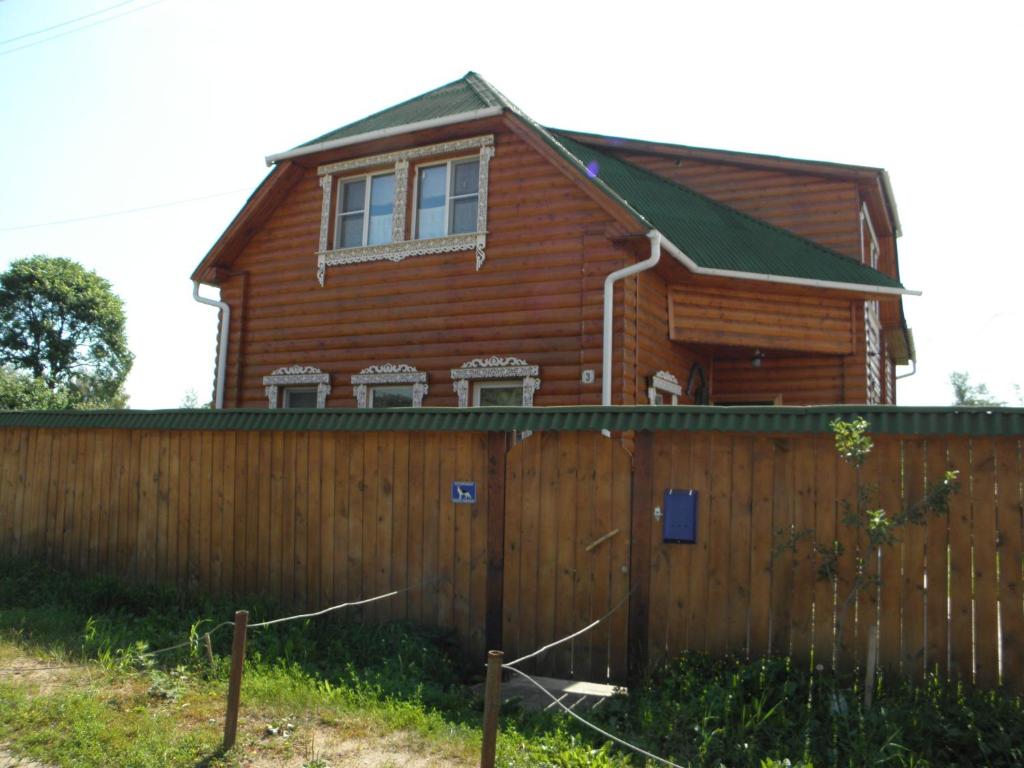 una casa de madera con una valla delante en Guest House Kupechesky, en Uglich