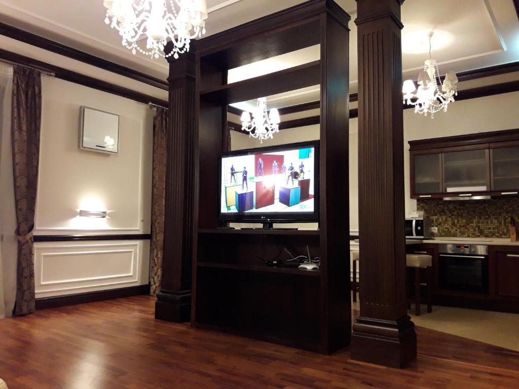 ein Wohnzimmer mit einem Flachbild-TV in einem Zimmer in der Unterkunft VIP apartment. Kreshatik, Maidan Nezavisimosti. in Kiew