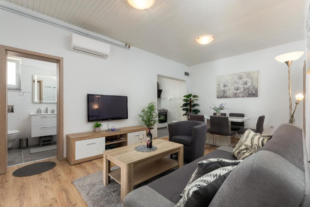 un soggiorno con divano e TV di Apartments Elita a Rovigno (Rovinj)