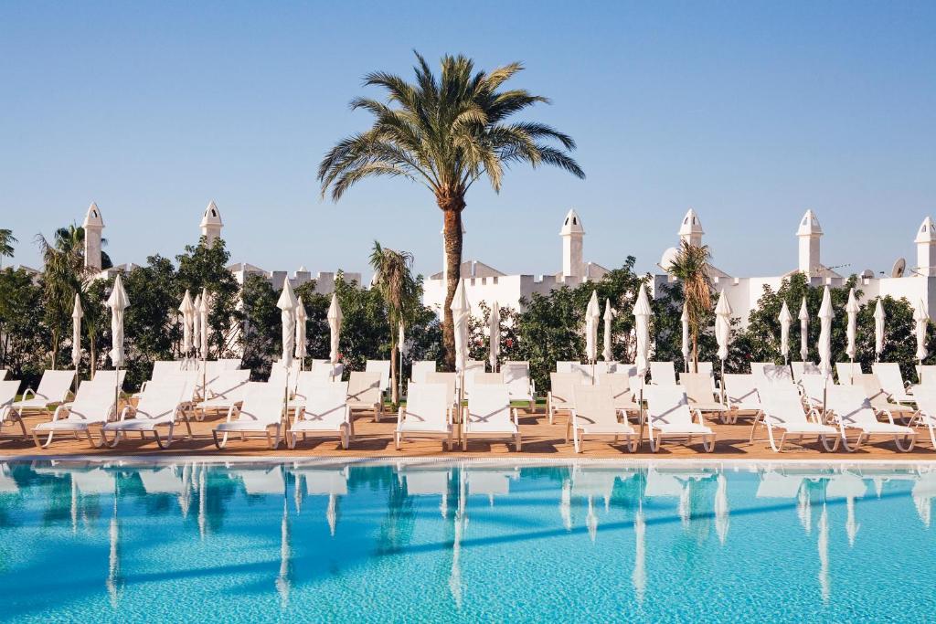 Bazén v ubytování Sunprime Atlantic View Suite & Spa nebo v jeho okolí