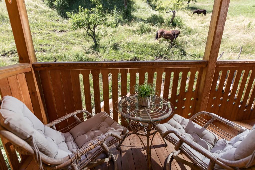 Balkón nebo terasa v ubytování Homestead farm Tešnak