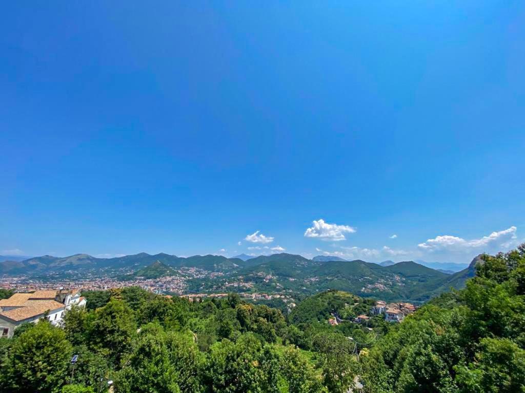 uitzicht op een stad vanuit de heuvels bij Agriturismo Colle Maiano in Vietri