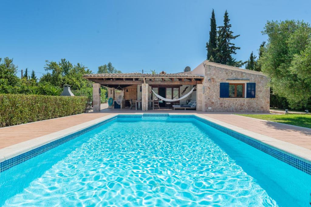 una piscina frente a una casa en Ca Na Rosa en Campanet