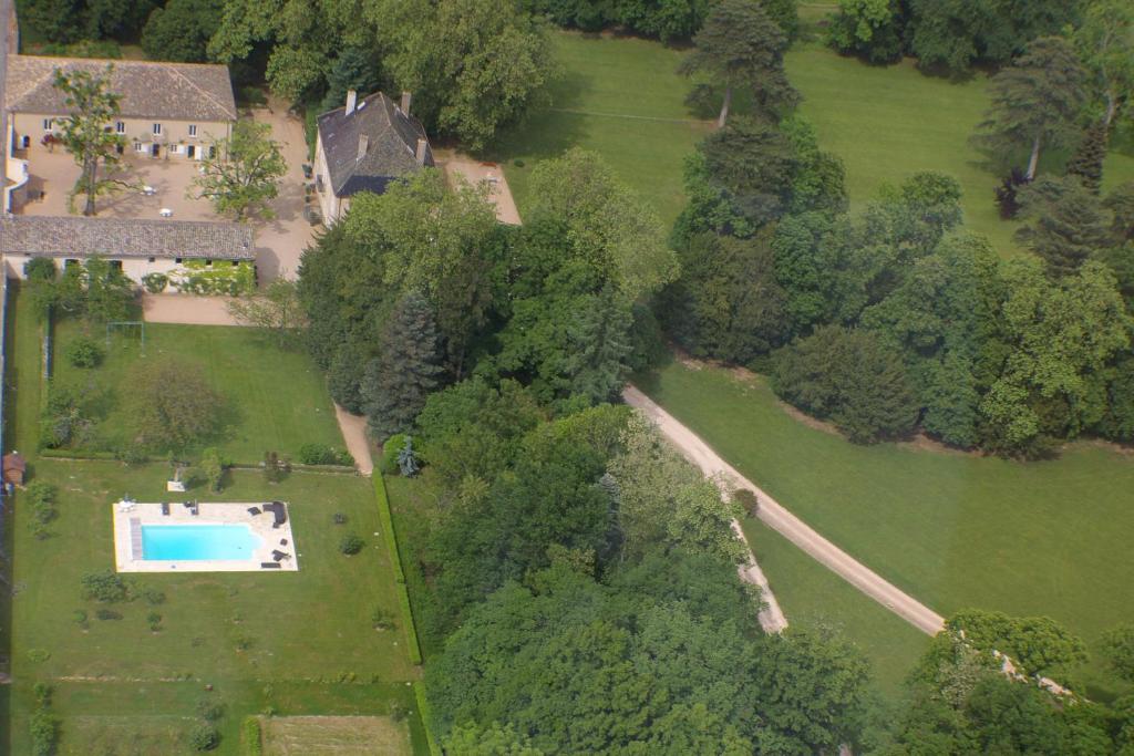 een luchtzicht op een huis met een zwembad in een tuin bij Château de Beauchamp- La chapelle de Guinchay in La Chapelle-de-Guinchay
