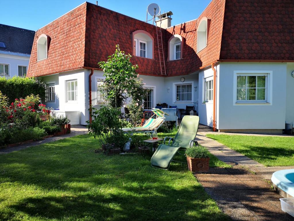 una casa con parque infantil en el patio en Christl - Apartment mit Garten und Pool zur Mitbenutzung en Viena