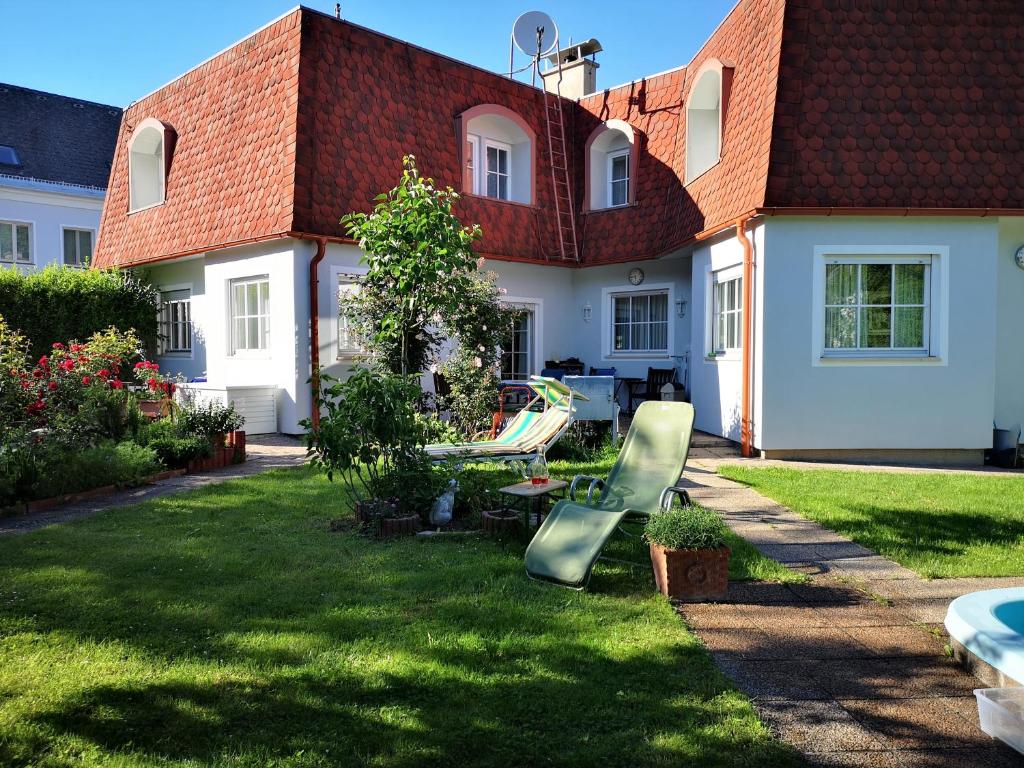 een huis met een speeltuin in de tuin bij Christl - Apartment mit Garten und Pool zur Mitbenutzung in Wenen
