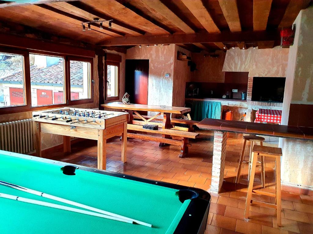 ein Wohnzimmer mit einem Billardtisch und eine Küche in der Unterkunft La Fuente del Poval in Caballar