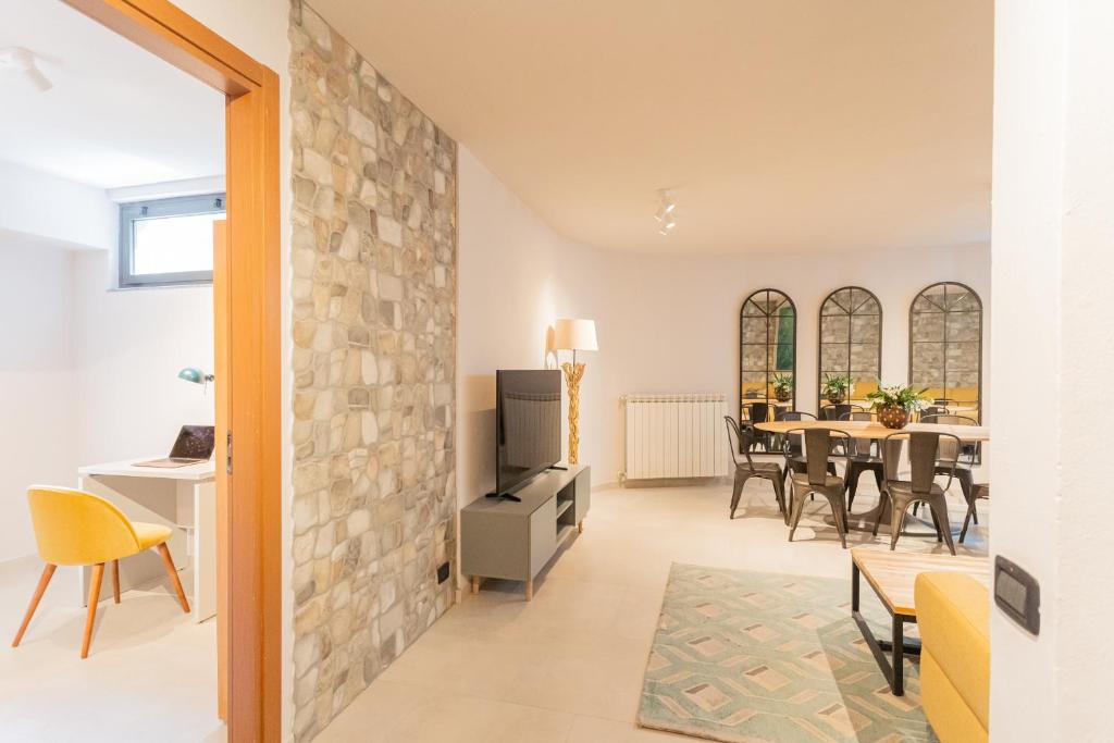 jadalnia i salon ze stołem i krzesłami w obiekcie Villa Castello with jacuzzi & priceless view by Rent All Como w mieście Argegno