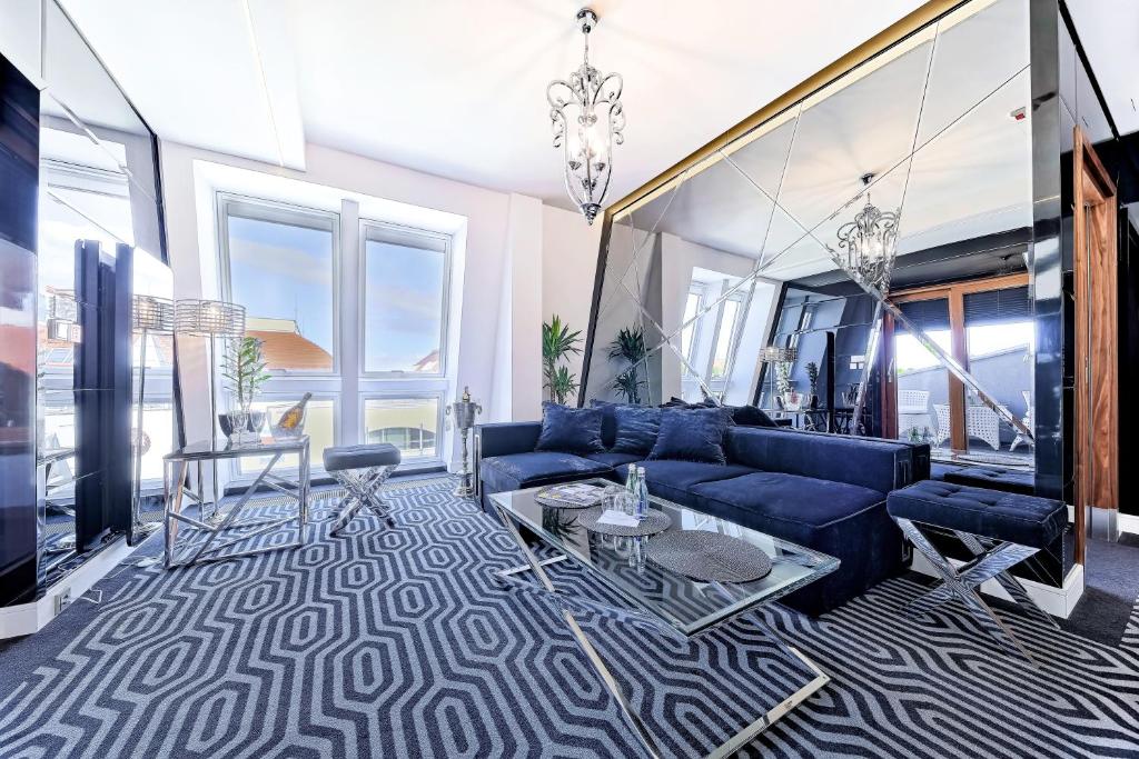 TV a/nebo společenská místnost v ubytování Bayjonn Boutique Hotel