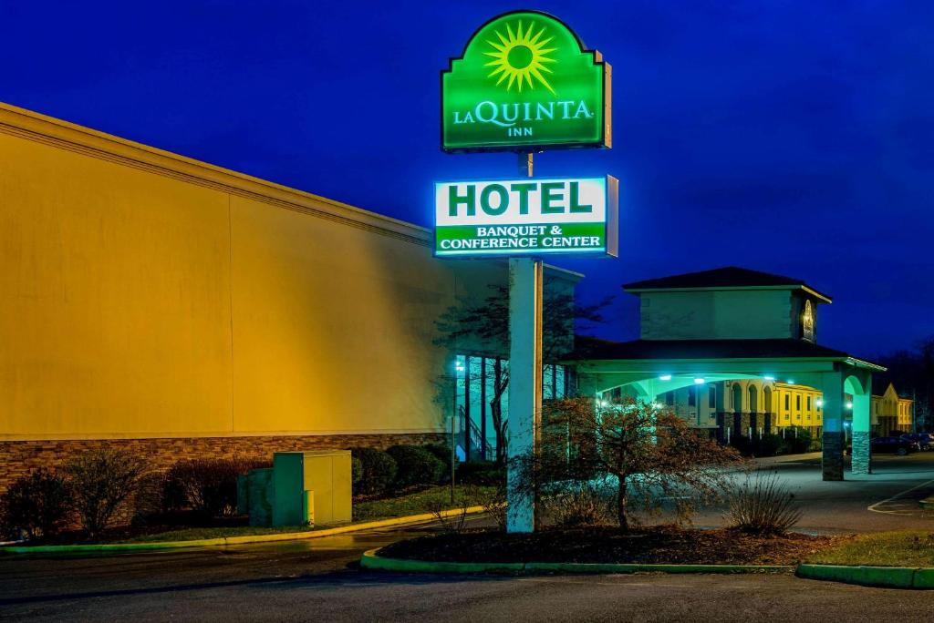 una señal de hotel frente a un edificio por la noche en La Quinta Inn by Wyndham West Long Branch, en West Long Branch