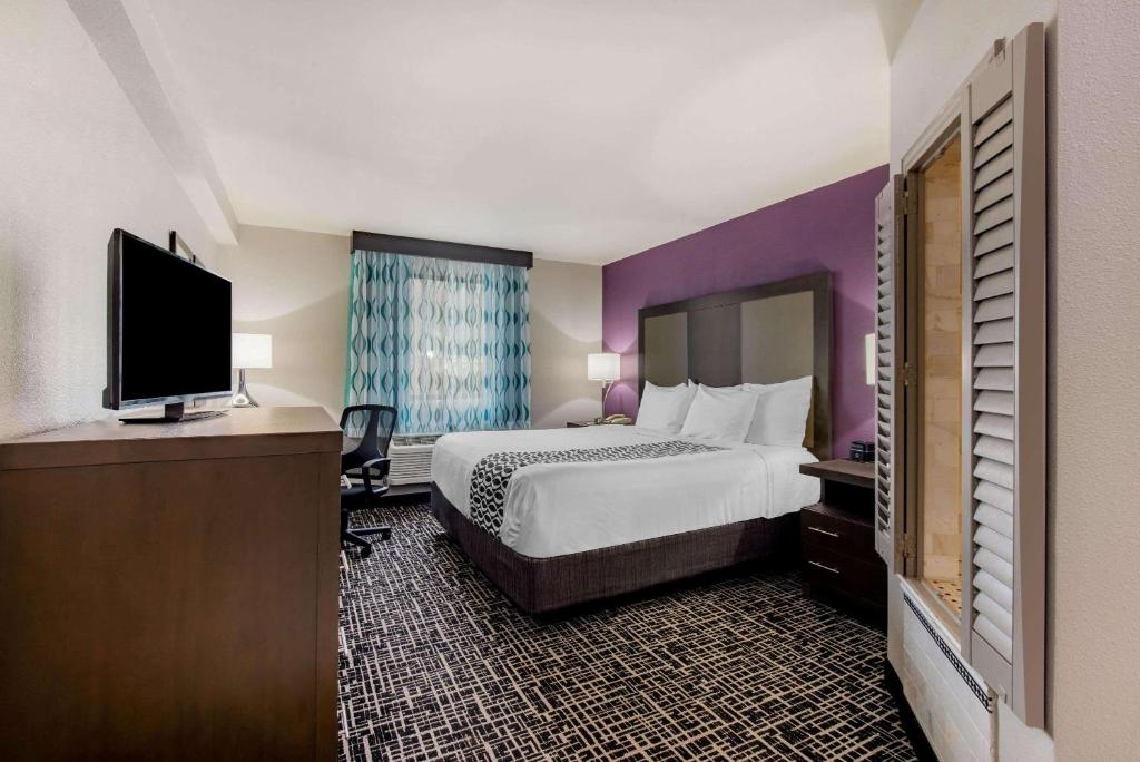 La Quinta Inn by Wyndham West Long Branch - Deluxe King Room - Non-Smoking