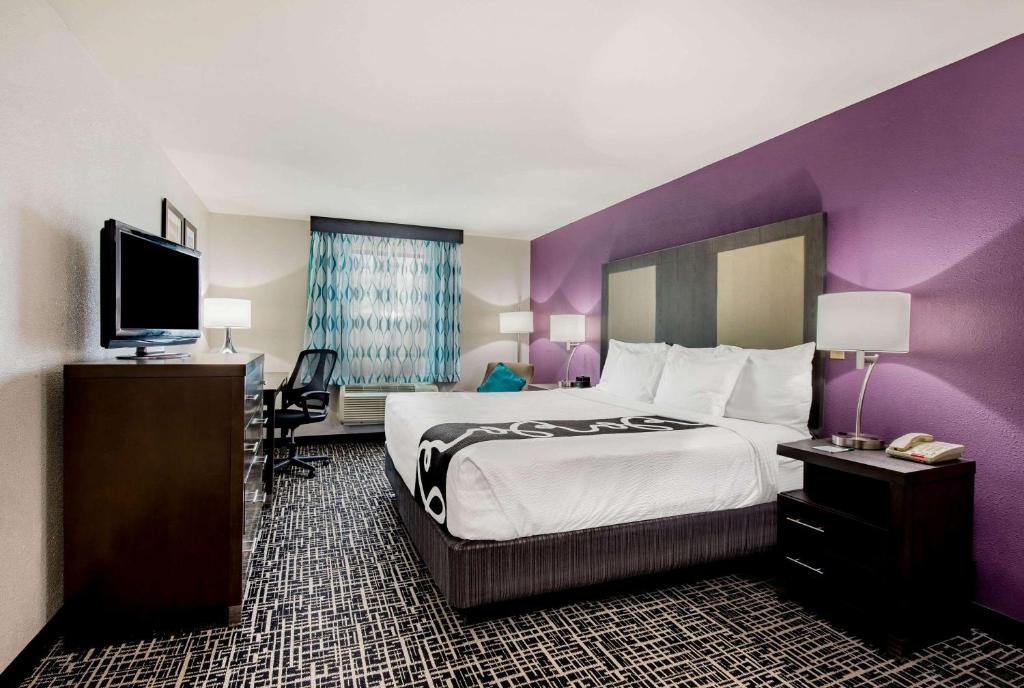 La Quinta Inn by Wyndham West Long Branch - Deluxe King Room
