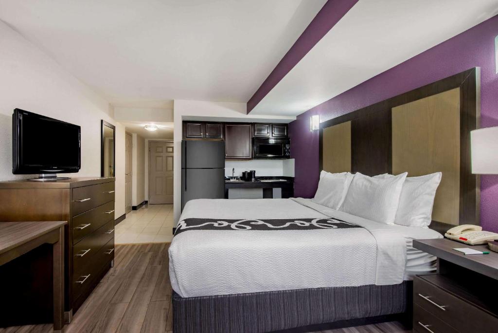 La Quinta Inn by Wyndham West Long Branch - Deluxe King Room - Mobility Access/Non-Smoking