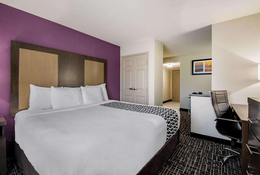 La Quinta Inn by Wyndham West Long Branch - Executive King Room