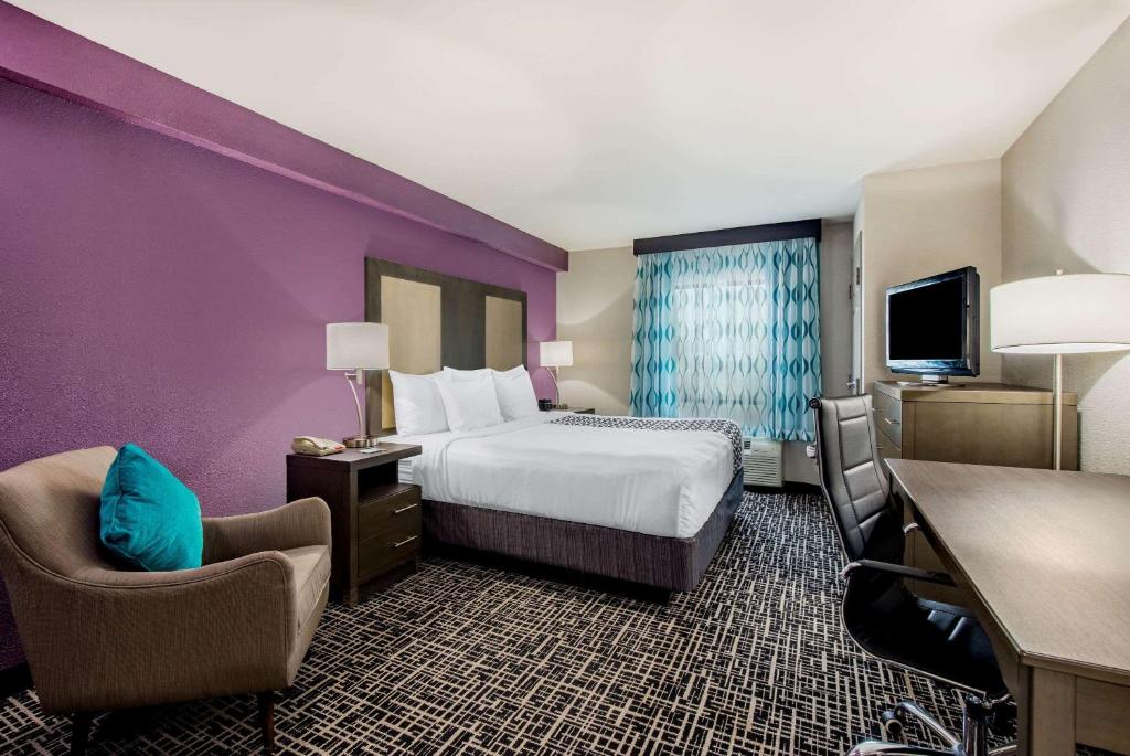 La Quinta Inn by Wyndham West Long Branch - Deluxe King Room - Non-Smoking