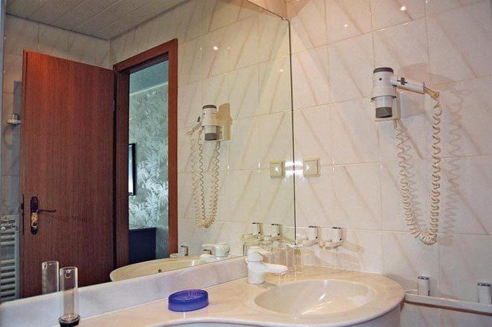 Koupelna v ubytování Hotel Pension Pamina