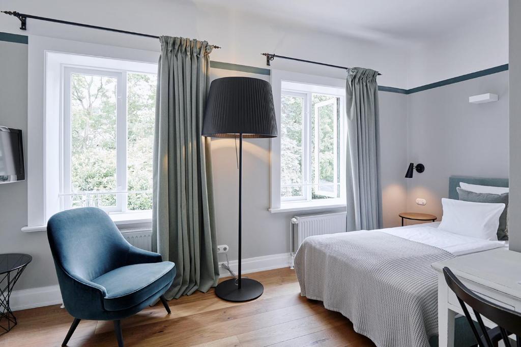 Postel nebo postele na pokoji v ubytování Landhaus Flottbek Boutique Hotel