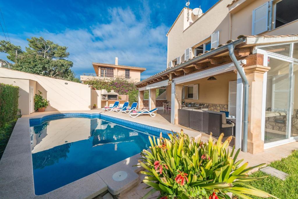 una piscina nel cortile di una casa di VILLA MANOLO DE L´ALZINA a Cala Millor