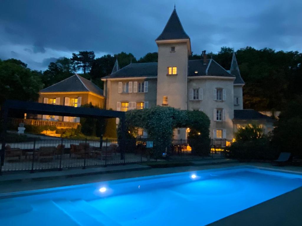 Bazén v ubytování Château & Spa De La Commanderie nebo v jeho okolí