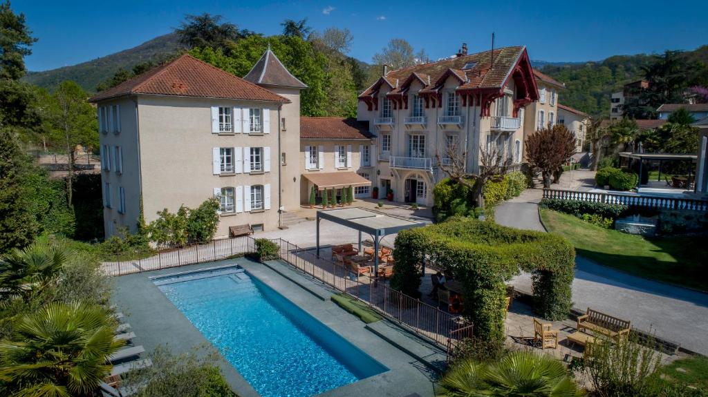 Bazén v ubytování Château & Spa De La Commanderie nebo v jeho okolí