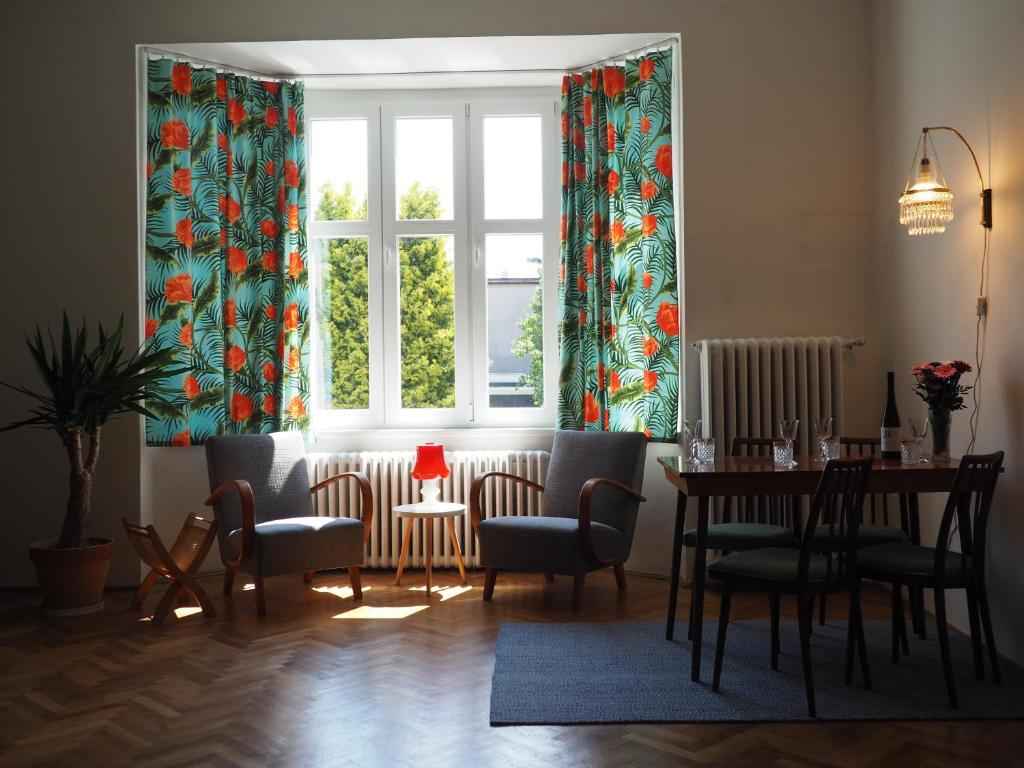comedor con mesa, sillas y ventana en Učiteľov - The teachers house en Liptovský Mikuláš