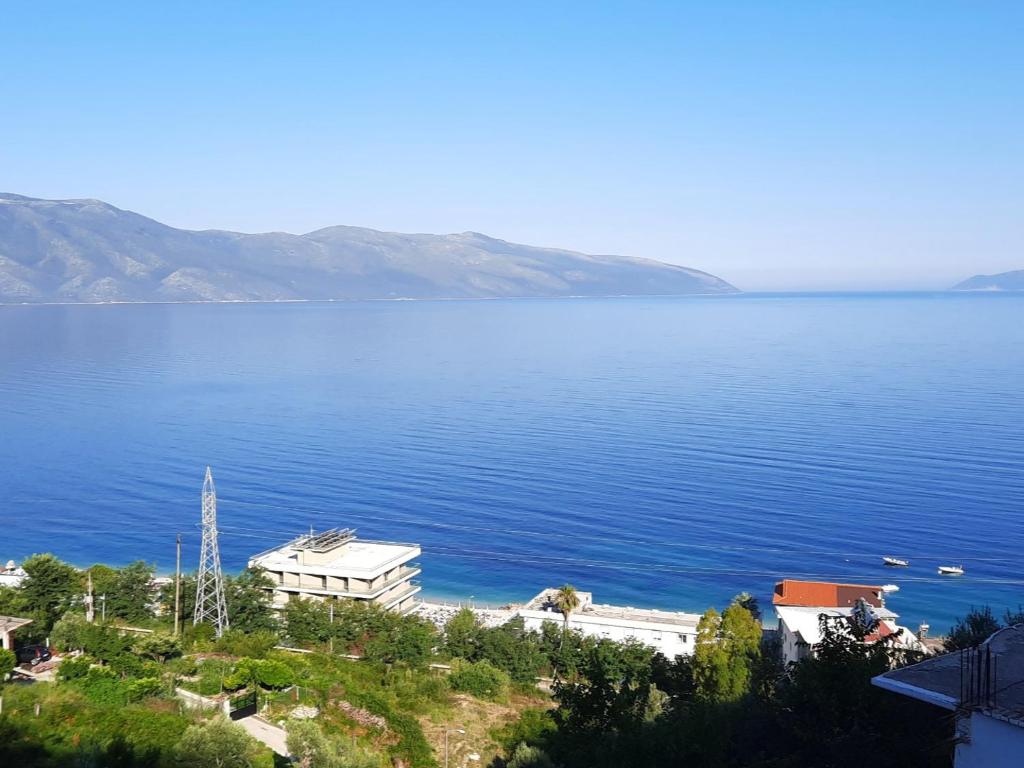 - une vue sur une grande étendue d'eau dans l'établissement Flower Hill, à Vlorë