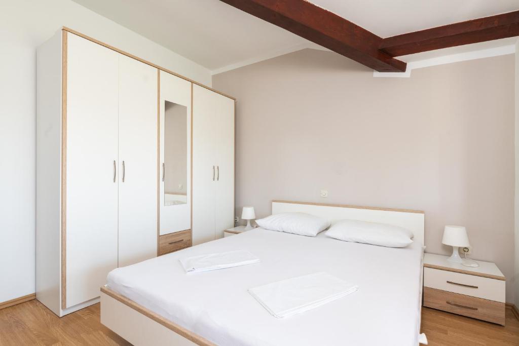 Posteľ alebo postele v izbe v ubytovaní Apartman Petelin